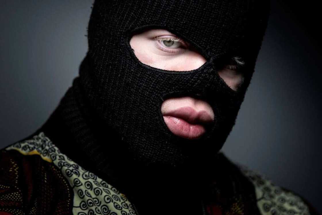 Connaissez-vous le visage de Kalash criminel ? Le rappeur sans sa cagoule Connaissez-vous le visage de Kalash criminel ? Le rappeur sans sa cagoule
