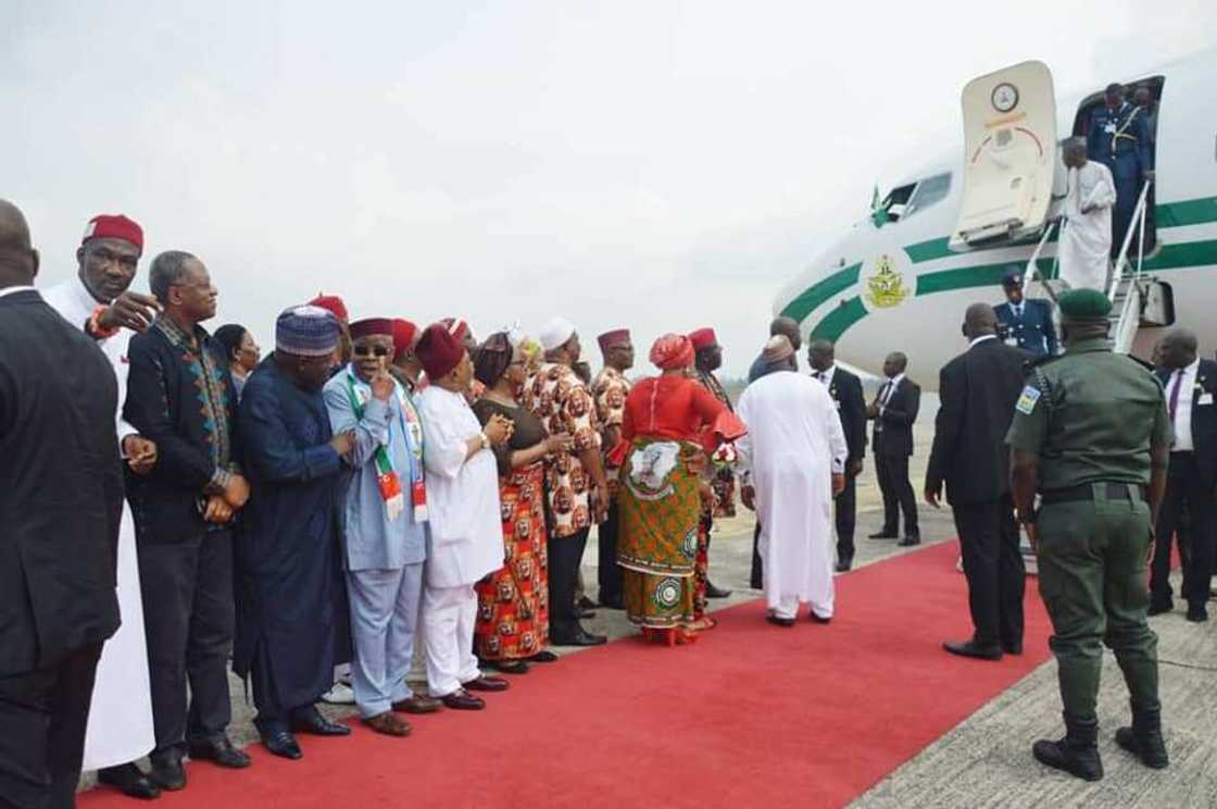 Yanzu-yanzu: Shugaba Buhari ya dira jihar Imo (Hotuna) Yanzu-yanzu: Shugaba Buhari ya dira jihar Imo (Hotuna)