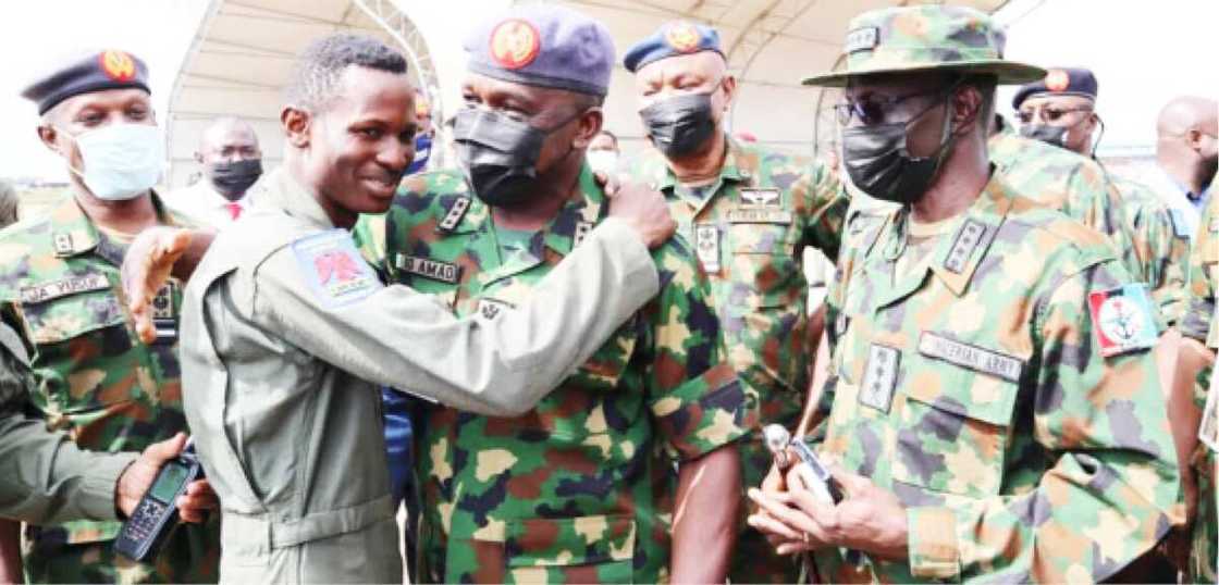 Jirgin NAF: Yadda jama'a suka taimaki matukin jirgin da 'yan bindiga suka harbo a Zamfara Jirgin NAF: Yadda jama'a suka taimaki matukin jirgin da 'yan bindiga suka harbo a Zamfara