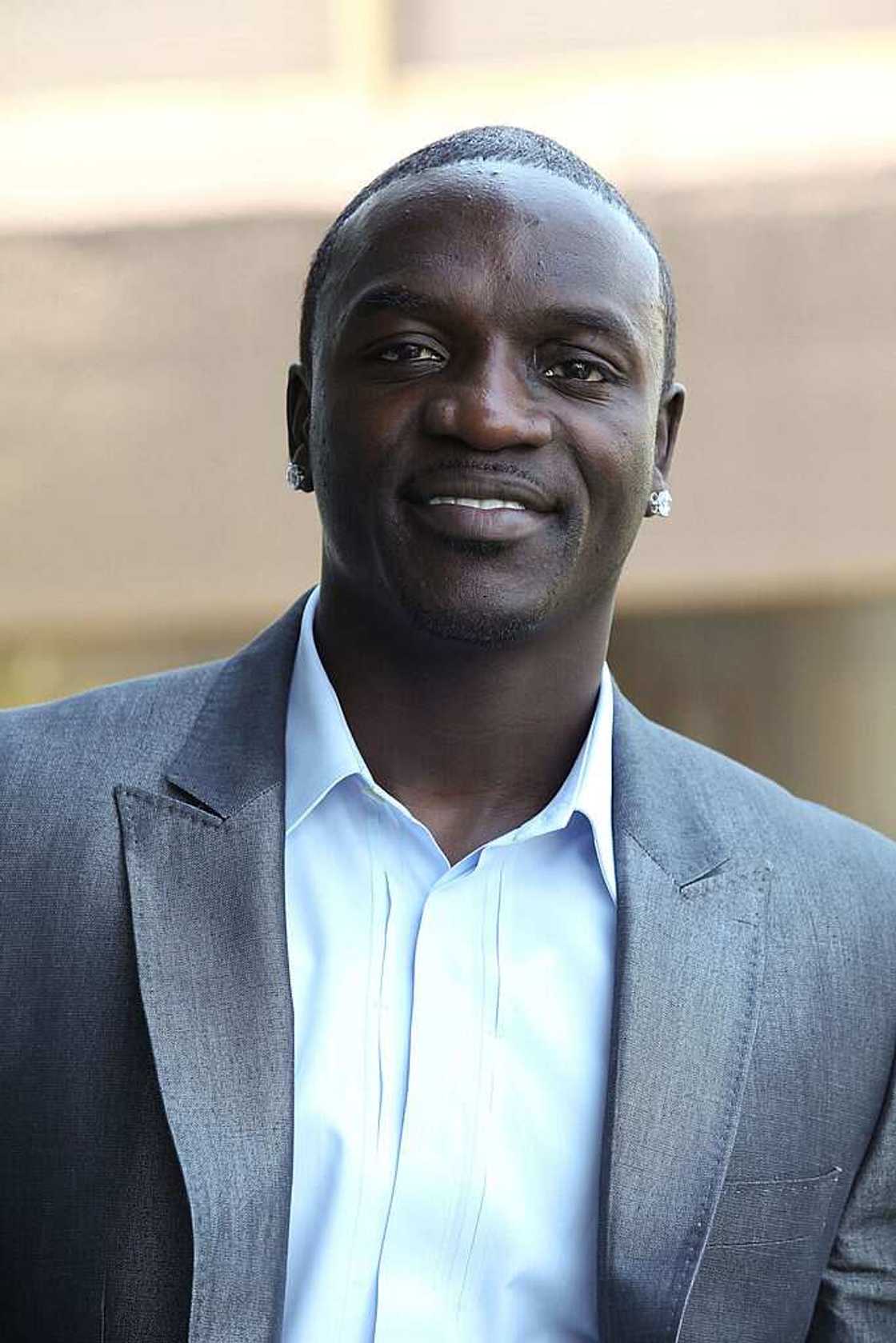 Akon qui fait 1,78 m de taille Akon qui fait 1,78 m de taille