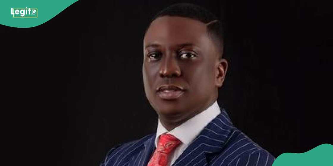 Pastor Bolaji Idowu rocks a suit Pastor Bolaji Idowu rocks a suit