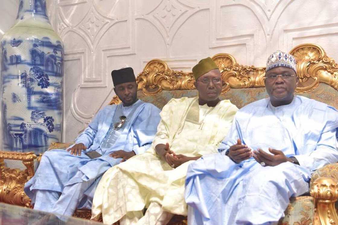 Cika alkawari: El-Rufai ya kaiwa Sarkin Gombe ziyarar 'ban-gajiya' (Hotuna) Cika alkawari: El-Rufai ya kaiwa Sarkin Gombe ziyarar 'ban-gajiya' (Hotuna)