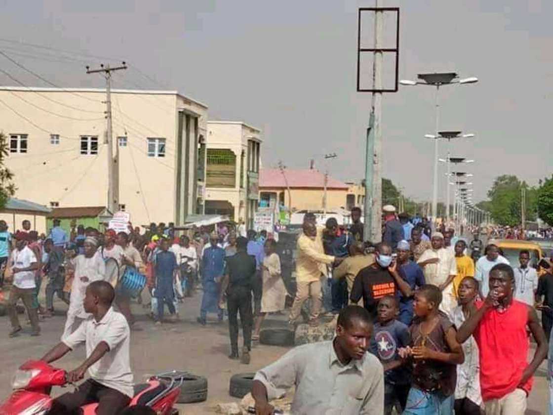 Jama'a sun kawar da shingen 'yan sanda yayin zanga - zanga a Katsina (hotuna) Jama'a sun kawar da shingen 'yan sanda yayin zanga - zanga a Katsina (hotuna)