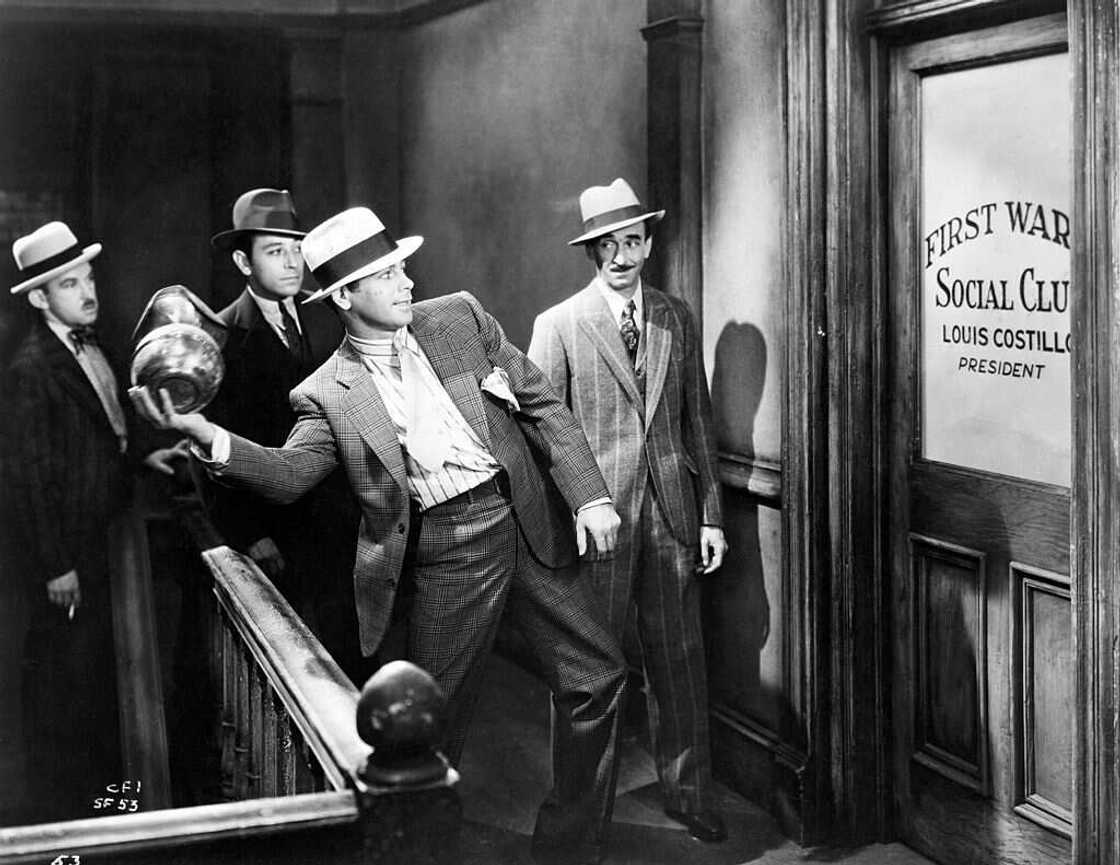 Scène du film Scarface de 1932, avec Paul Muni Scène du film Scarface de 1932, avec Paul Muni