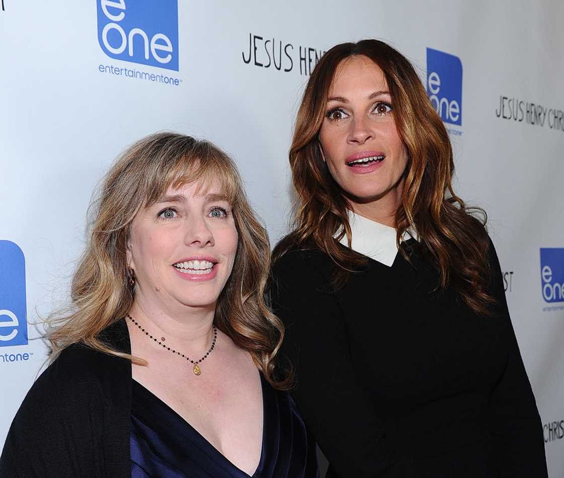 Lisa Roberts Gillan and Julia Roberts at Mann Chinese Lisa Roberts Gillan and Julia Roberts at Mann Chinese