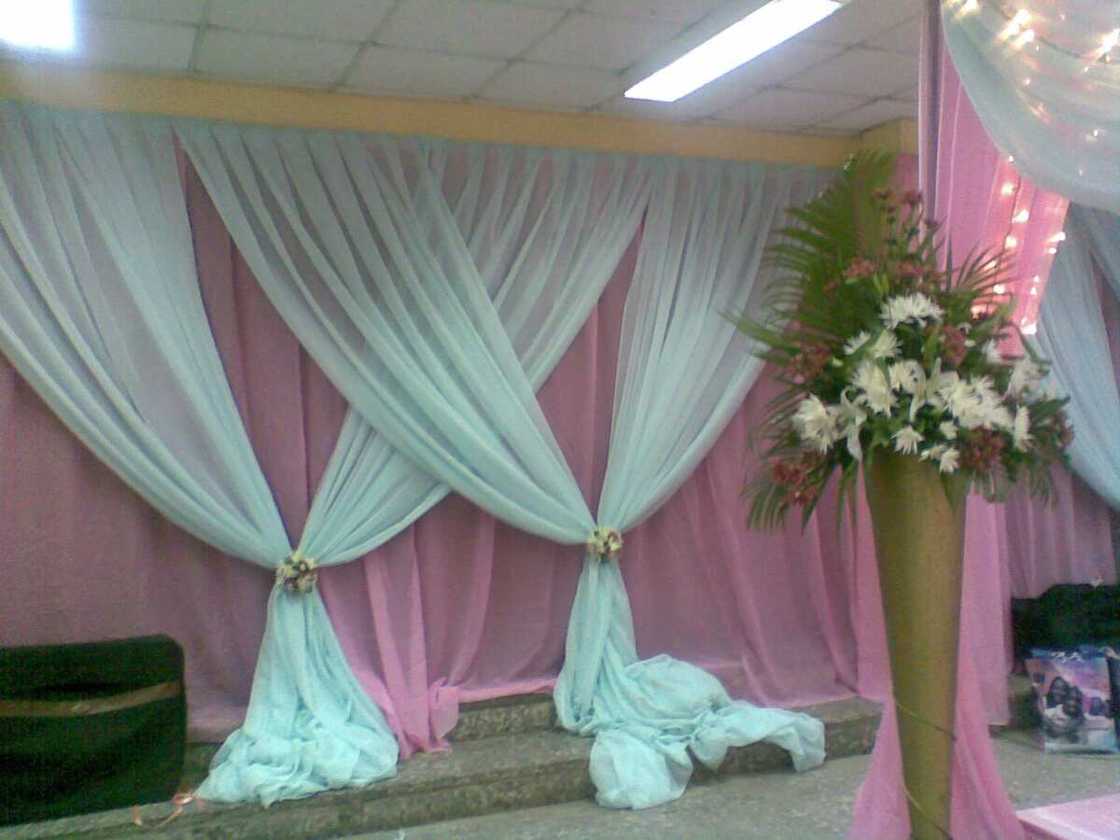 Cecoration of altar with cloth