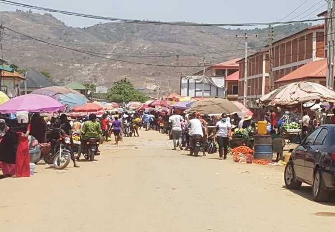COVID-19: Yadda jama'a suka yi watsi da doka a Abuja da Legas (Hotuna) COVID-19: Yadda jama'a suka yi watsi da doka a Abuja da Legas (Hotuna)