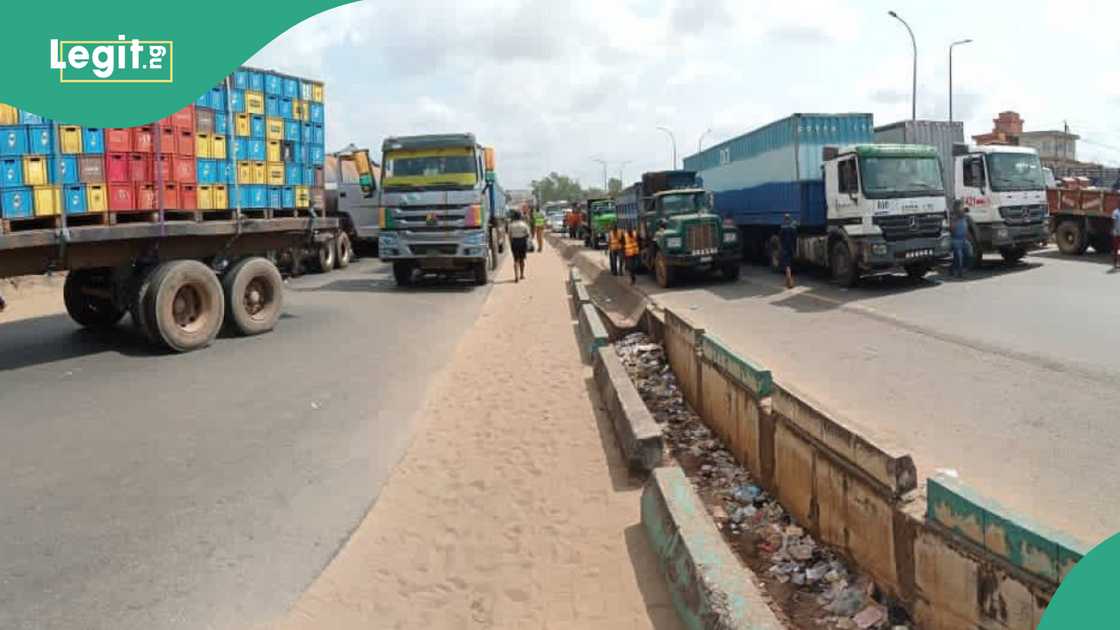 Traffic officer dies after being pushed from a moving truck Traffic officer dies after being pushed from a moving truck