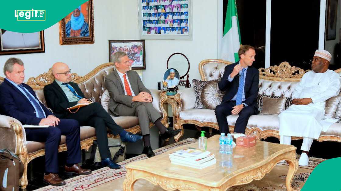 Atiku yayin ganawa da tawagar EU a Abuja Atiku yayin ganawa da tawagar EU a Abuja