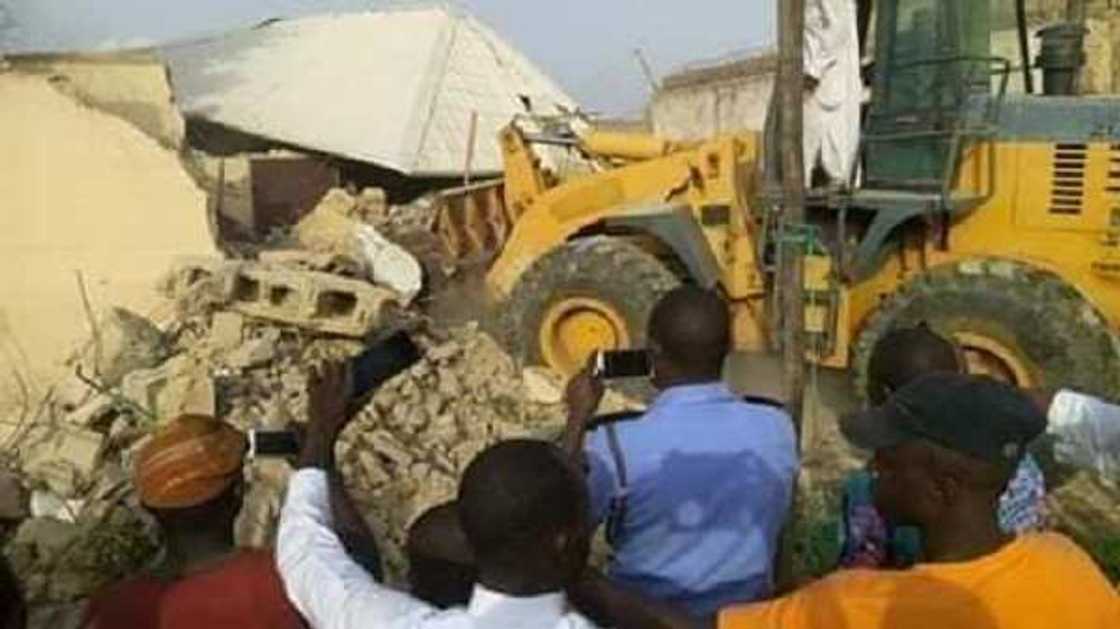 An rushe gidan da masu garkuwa da mutane suka boye surukin Buhari a cikin birnin Kano An rushe gidan da masu garkuwa da mutane suka boye surukin Buhari a cikin birnin Kano