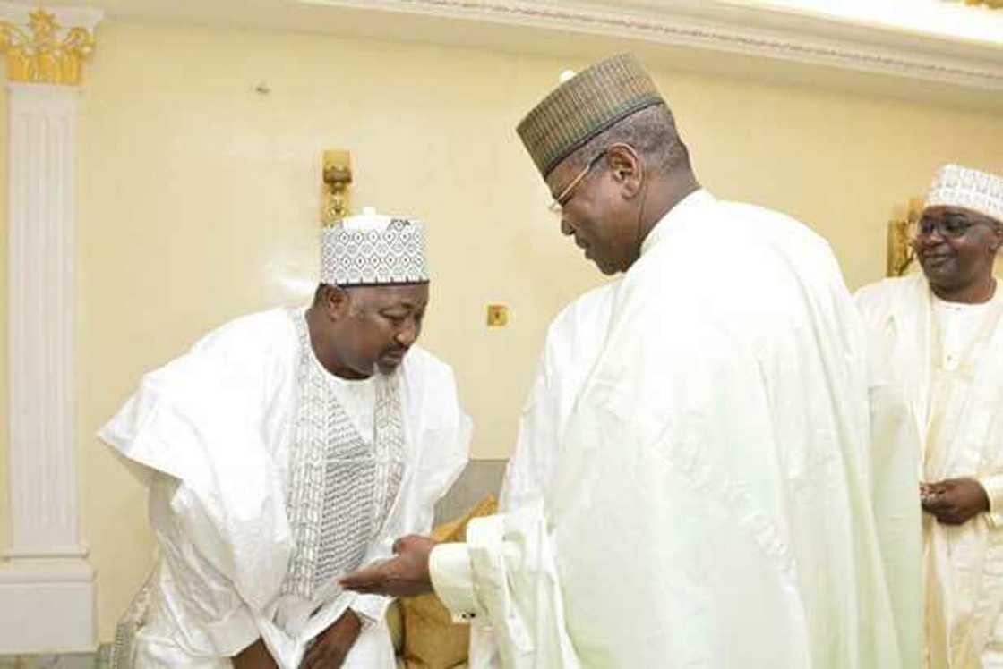 Shi muke kwaikwayo; Gwamna Badaru ya jinjinawa tsohon gwamna Sule Lamido Shi muke kwaikwayo; Gwamna Badaru ya jinjinawa tsohon gwamna Sule Lamido