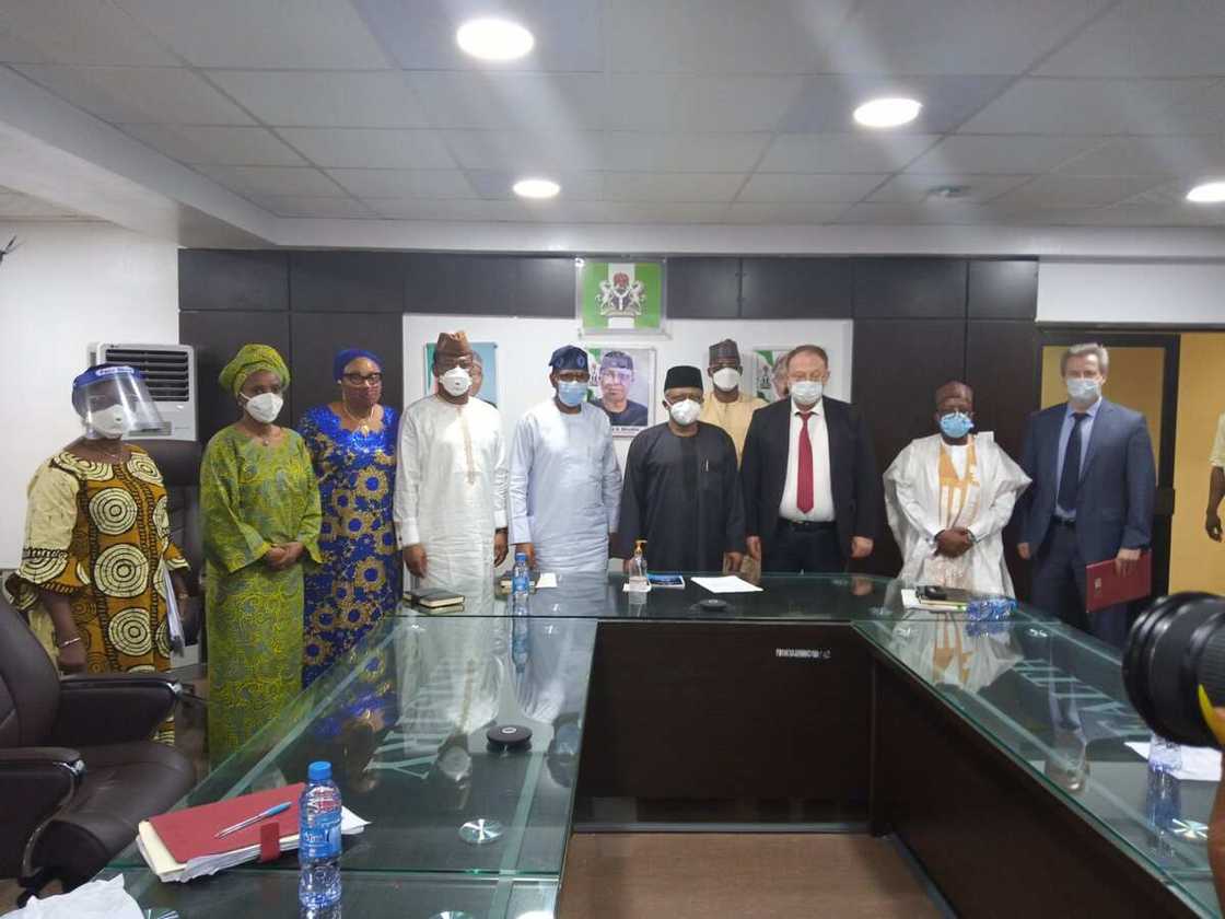 Yanzu-yanzu: Najeriya ta karbi rigakafin COVID-19 daga ƙasar Rasha (Hoto) Yanzu-yanzu: Najeriya ta karbi rigakafin COVID-19 daga ƙasar Rasha (Hoto)