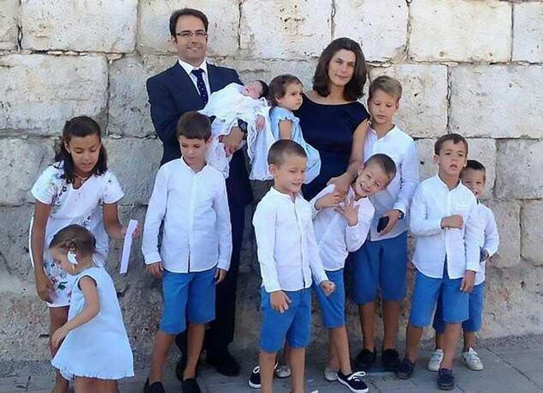 Magidanci ya bayyana cewa iyalinsa duka sun kamu da Coronavirus ciki har da 'ya'yansa guda 11 Magidanci ya bayyana cewa iyalinsa duka sun kamu da Coronavirus ciki har da 'ya'yansa guda 11