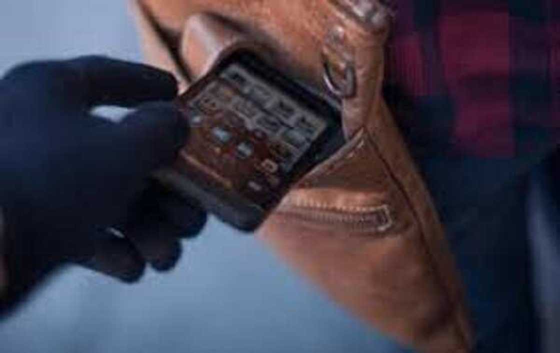 Barawo ya sace waya tare da kwashe kudin asusun bankinshi, ya kara da cin bashin bankin Barawo ya sace waya tare da kwashe kudin asusun bankinshi, ya kara da cin bashin bankin