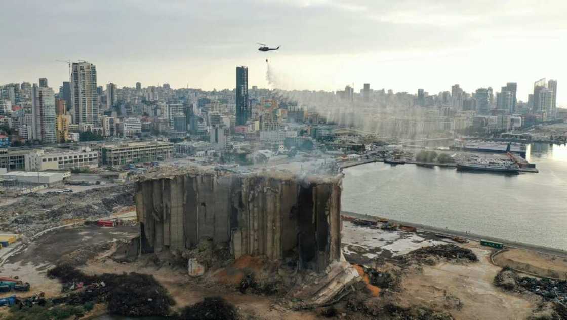 The grain silos today: here a helicopter drops water on July 31, 2022, following a partial collapse due to a fire The grain silos today: here a helicopter drops water on July 31, 2022, following a partial collapse due to a fire