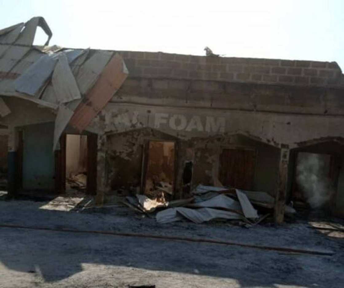 'Yan bindiga sun kashe mutum 15, sun kone motocci 5 da shagun 11 a Kaduna (Hotuna) 'Yan bindiga sun kashe mutum 15, sun kone motocci 5 da shagun 11 a Kaduna (Hotuna)