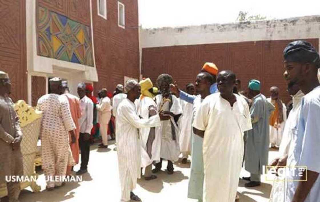 Hotunan yadda Kanawa suka yi tururuwa zuwa gidan sabon sarki don taya shi murna Hotunan yadda Kanawa suka yi tururuwa zuwa gidan sabon sarki don taya shi murna