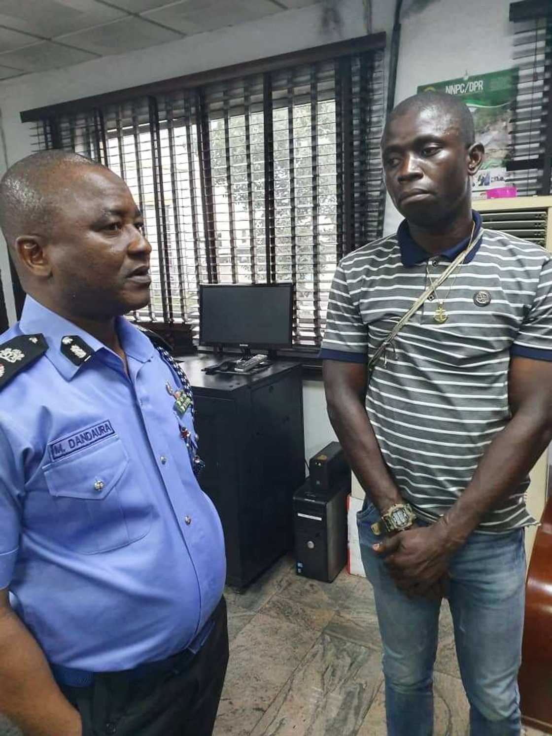 ‘Yan sanda sun kama wani fitinanne mai kisan mutane a jihar Rivers (Hotuna) ‘Yan sanda sun kama wani fitinanne mai kisan mutane a jihar Rivers (Hotuna)