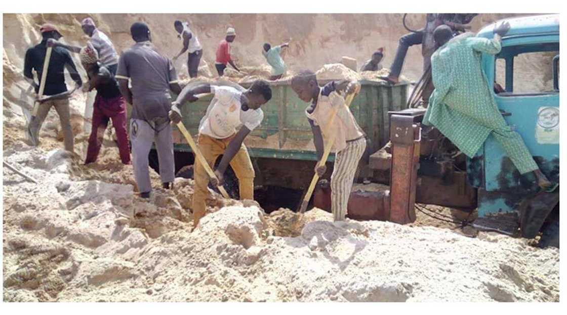 Matasa a bakin aiki Matasa a bakin aiki