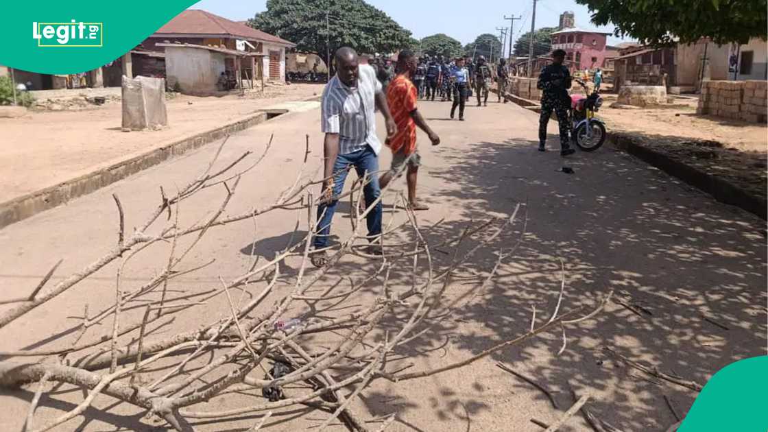 Fusatattun matasa sun tare hanyar Ilorin-Kabba a jihar Kwara Fusatattun matasa sun tare hanyar Ilorin-Kabba a jihar Kwara