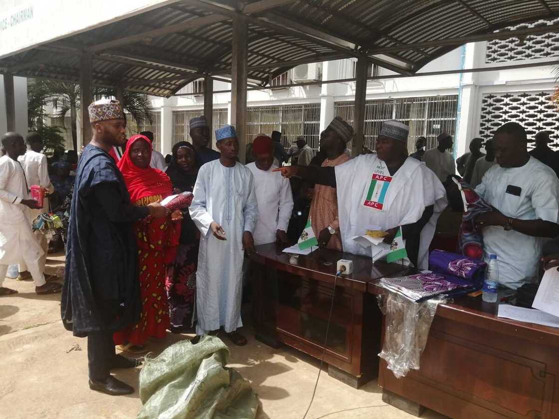 Mathias Aliu empowers women, youths with cash, food, clothing Mathias Aliu empowers women, youths with cash, food, clothing