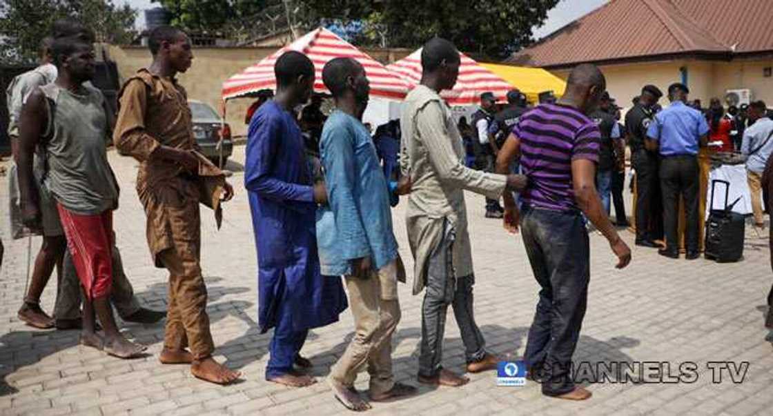 Hotunan bindigu, alburusai, kudi da kwayoyi da rundunar 'yan sanda ta kama tare da masu garkuwa da mutane a Abuja Hotunan bindigu, alburusai, kudi da kwayoyi da rundunar 'yan sanda ta kama tare da masu garkuwa da mutane a Abuja
