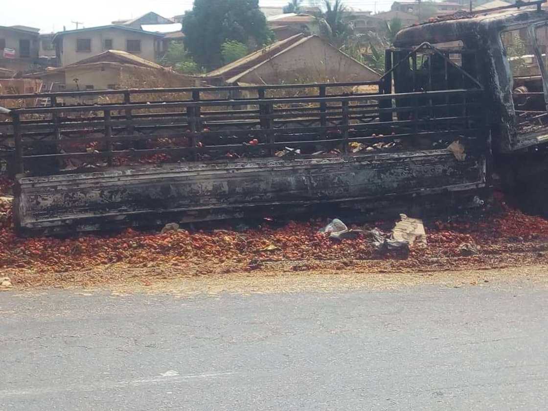 Rikicin Hausawa da Yarbawa: An kone wasu motoci makare da kayan abinci Rikicin Hausawa da Yarbawa: An kone wasu motoci makare da kayan abinci