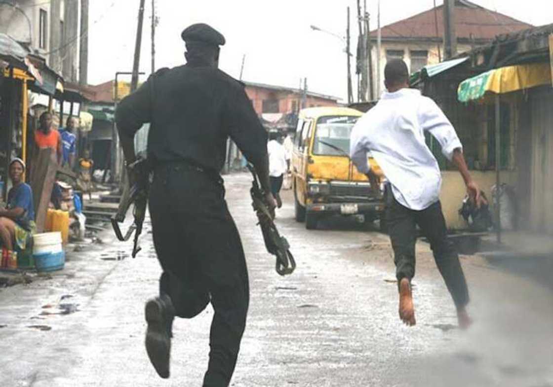 Jami’an Yansanda sun kama kasurgumin Dan fashi a matattarar yan wiwi Jami’an Yansanda sun kama kasurgumin Dan fashi a matattarar yan wiwi