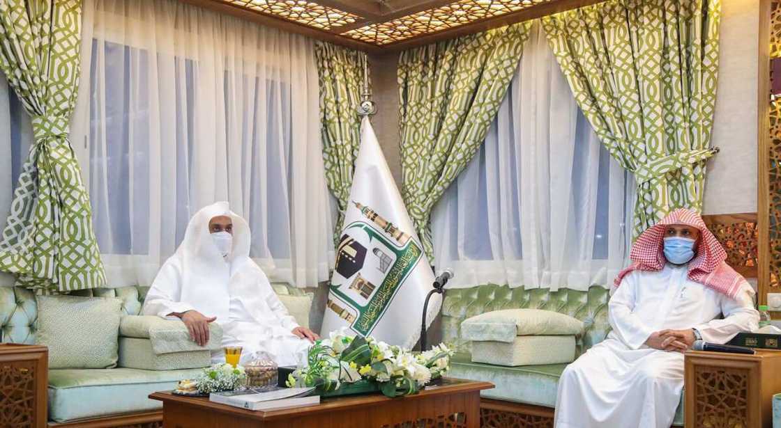 Yanzu Yanzu: Limaman Harami sun hadu domin tsara Jadawalin sallolin Taraweeh da Tahajjud na watan Ramadana Yanzu Yanzu: Limaman Harami sun hadu domin tsara Jadawalin sallolin Taraweeh da Tahajjud na watan Ramadana