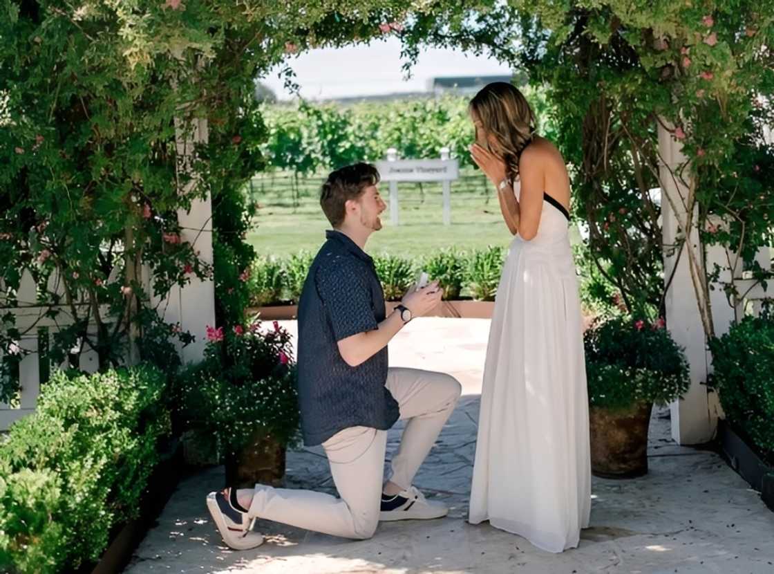 Bergie kneels to propose to Taylor. Bergie kneels to propose to Taylor.