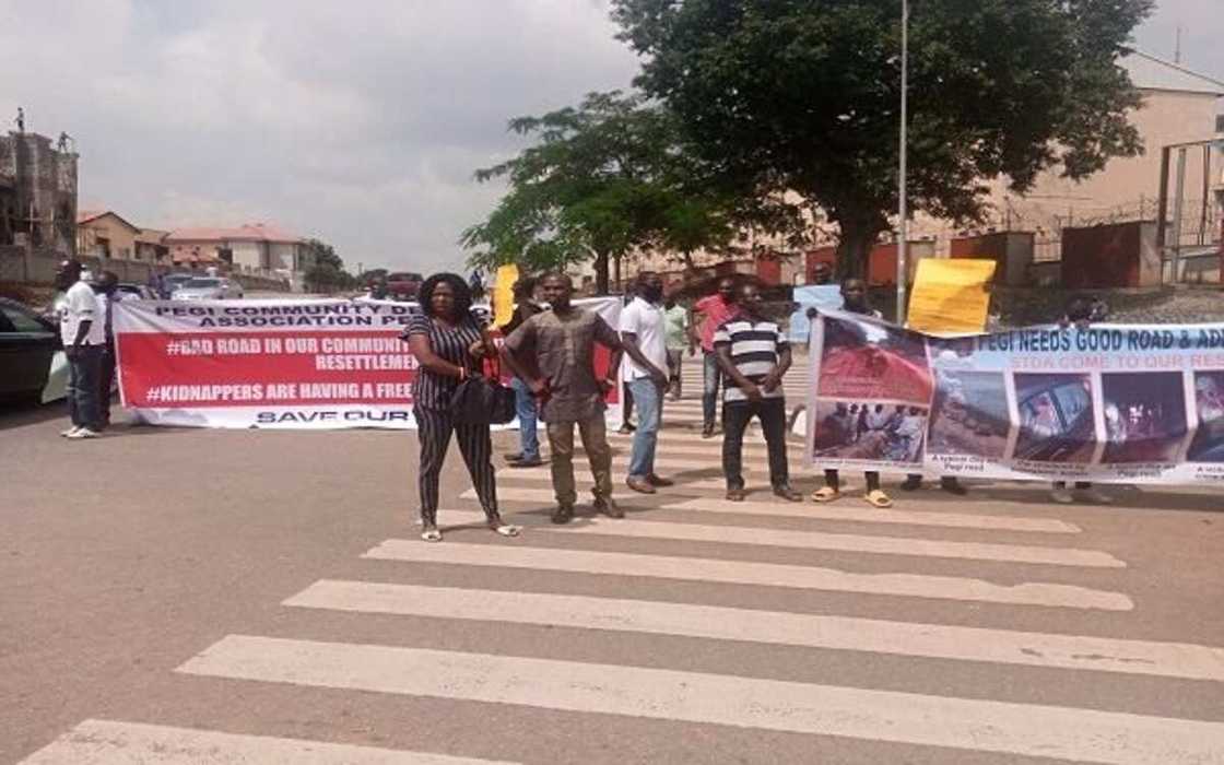 Yanzu yanzu: Mazauna Pegi sun rufe kofar ofishin Ministan Abuja, sun fara zanga zanga Yanzu yanzu: Mazauna Pegi sun rufe kofar ofishin Ministan Abuja, sun fara zanga zanga