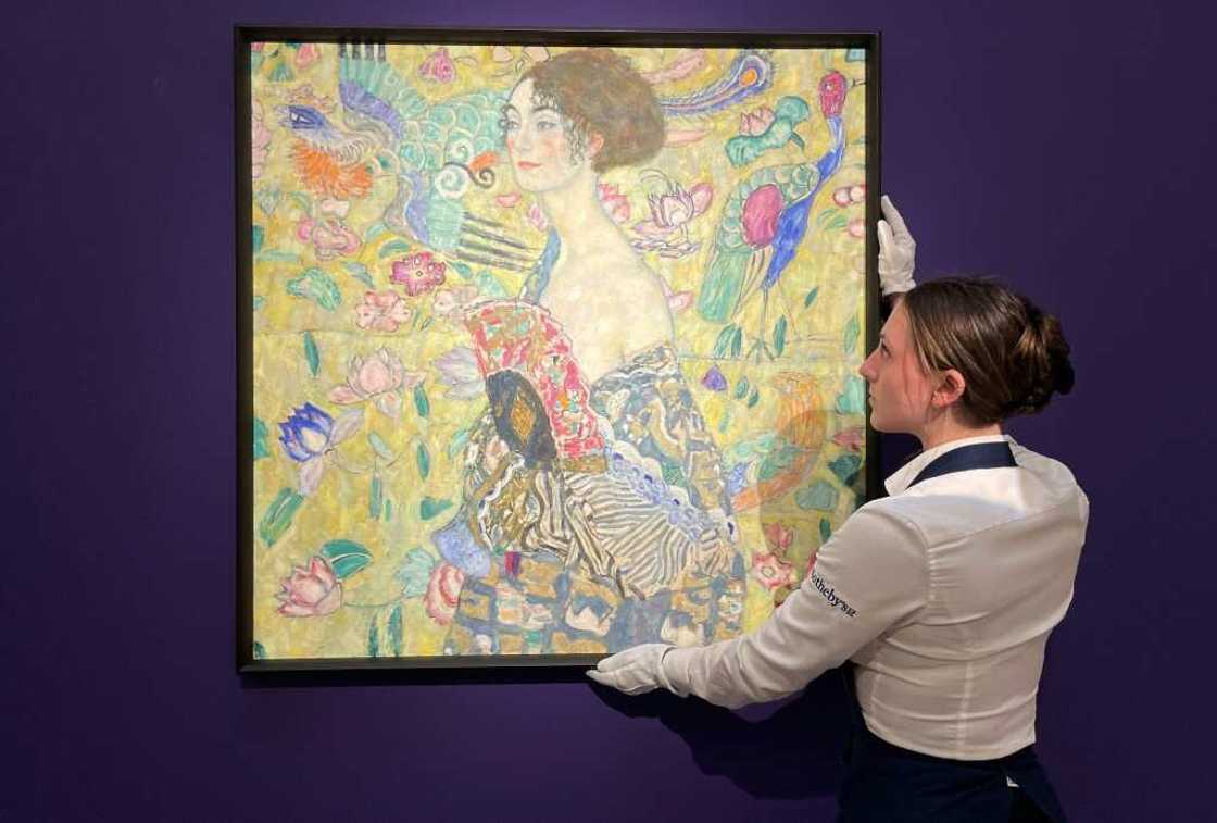 'Dame mit Facher' (Lady with a Fan) was the last portrait painted by the celebrated Austrian symbolist Gustav Klimt 'Dame mit Facher' (Lady with a Fan) was the last portrait painted by the celebrated Austrian symbolist Gustav Klimt
