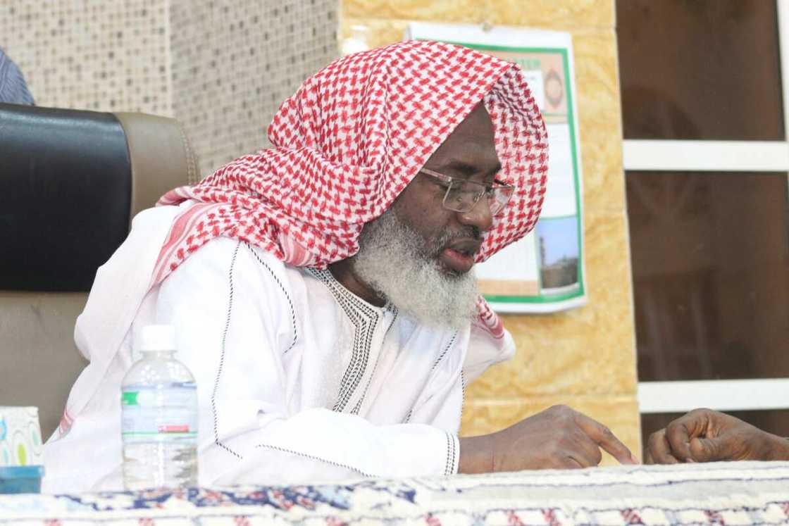 Sheikh Gumi ya ce akwai bukatar a tattauna da 'yan bindiga Sheikh Gumi ya ce akwai bukatar a tattauna da 'yan bindiga