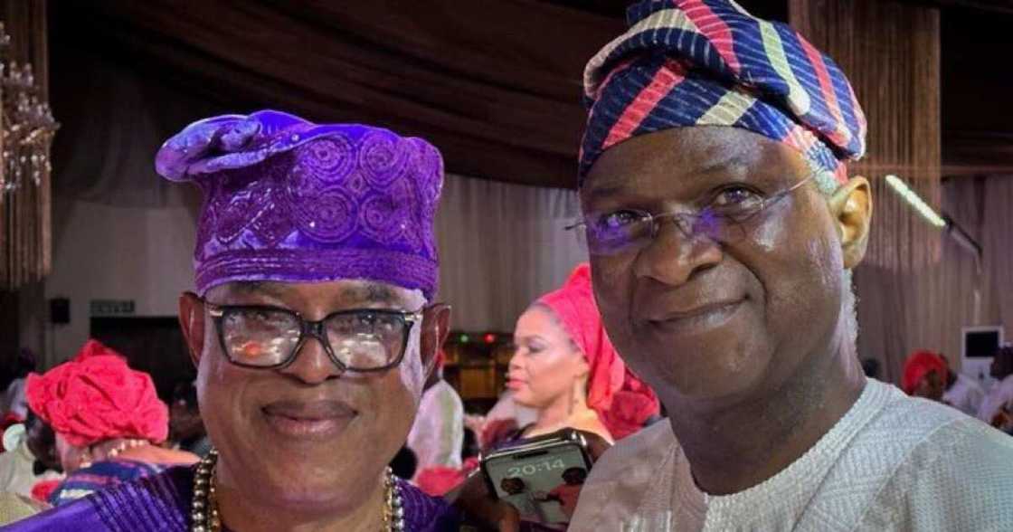 Gaskiyar magana ta bayyana kan jita-jitar kewaye gidan Fashola Abuja da sojoji su ka yi Gaskiyar magana ta bayyana kan jita-jitar kewaye gidan Fashola Abuja da sojoji su ka yi