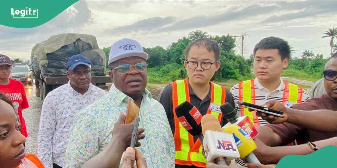 Umahi commends JRB staff for quality road construction during his visit. Umahi commends JRB staff for quality road construction during his visit.