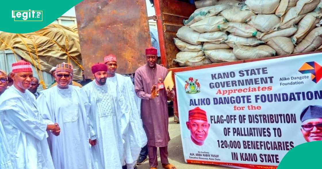 Dangote ya fara rabon shinkafa. Dangote ya fara rabon shinkafa.