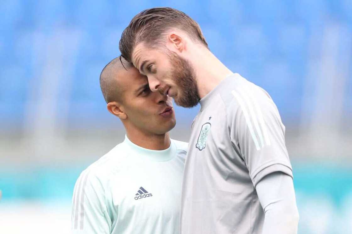 Rio Ferdinand Reveals Name of Liverpool Player Who Once Called Him to Arrange Man United Move Rio Ferdinand Reveals Name of Liverpool Player Who Once Called Him to Arrange Man United Move