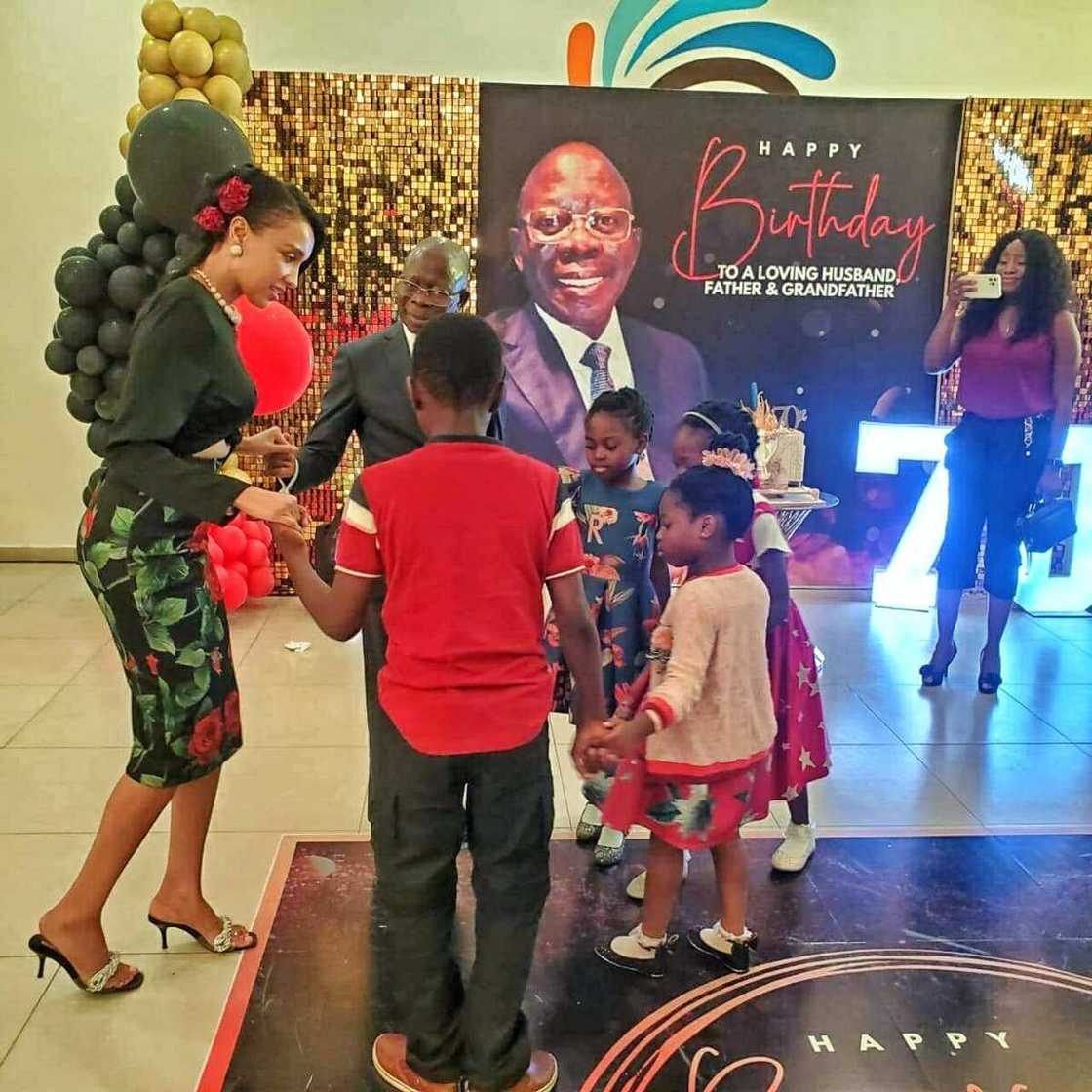 Hotuna da bidiyon Oshiomhole yana nuna kwarewarsa wurin rawa a bazdensa na 70 Hotuna da bidiyon Oshiomhole yana nuna kwarewarsa wurin rawa a bazdensa na 70