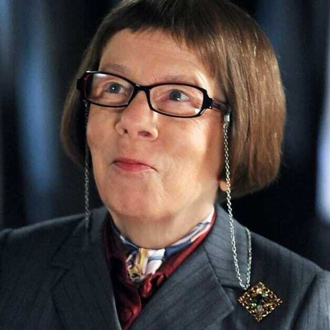 Linda Hunt age