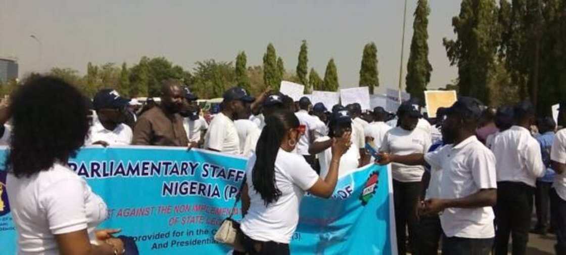 Hotunan masu zanga-zanga da suka mamaye majalisar dattawa Hotunan masu zanga-zanga da suka mamaye majalisar dattawa