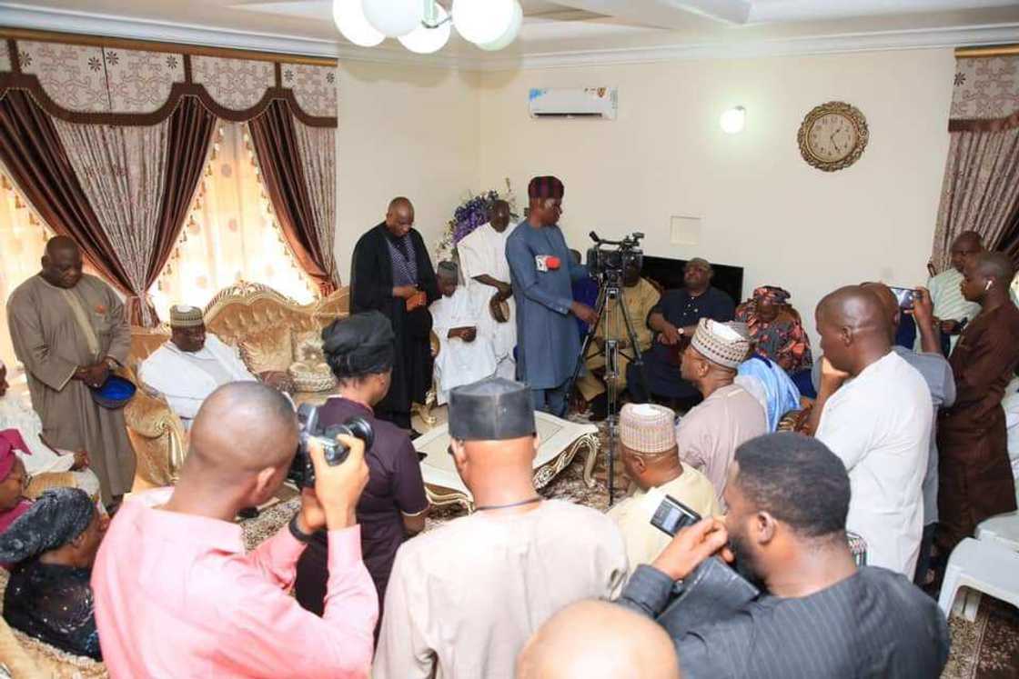 Lawan da sauran 'yan majalisa sun ziyarci gidan Sanatan da ya mutu Lawan da sauran 'yan majalisa sun ziyarci gidan Sanatan da ya mutu