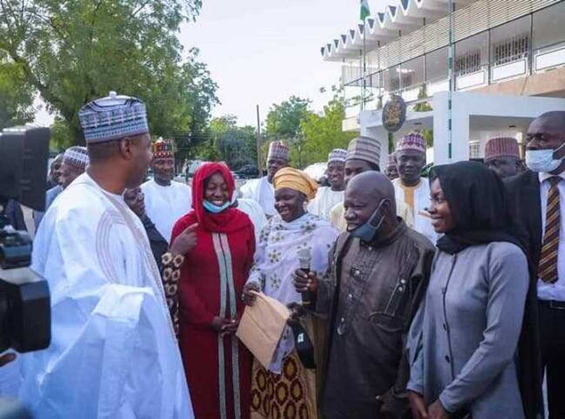 Gwamna Zulum ya yiwa wani likita Bayarbe kyautar mota da biyansa kudi N13.9m Gwamna Zulum ya yiwa wani likita Bayarbe kyautar mota da biyansa kudi N13.9m