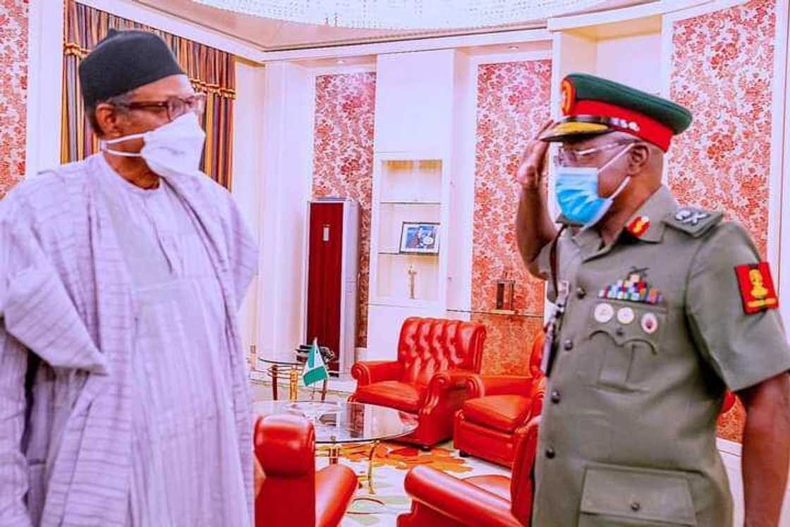 Yanzu-Yanzu: Shugaba Buhari Ya Gana da Sabon Hafsan Sojin Ƙasa, Manjo Janar Farouk Yahaya