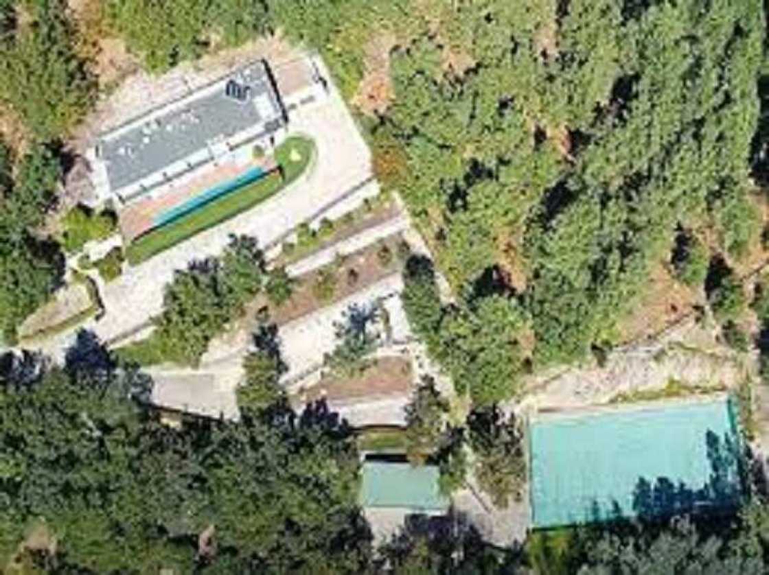 Aljannar duniya: Hotunan cikin katafaren gidan £45m na Ronaldo da motocin alfarma Aljannar duniya: Hotunan cikin katafaren gidan £45m na Ronaldo da motocin alfarma