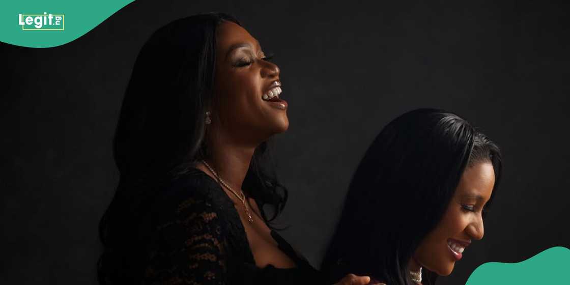 Waje and daughter communicate on the bed. Waje and daughter communicate on the bed.