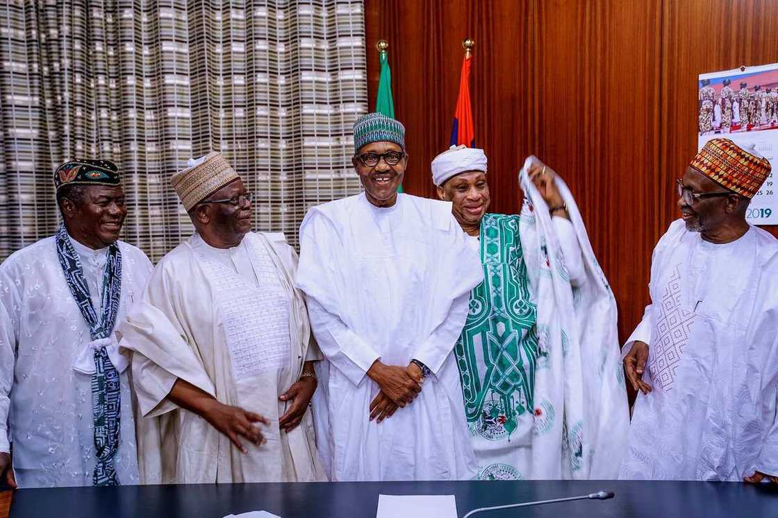 Buhari ya gana da ministocinsa a lokacin mulkin soja daga 1984 zuwa 1985 Buhari ya gana da ministocinsa a lokacin mulkin soja daga 1984 zuwa 1985