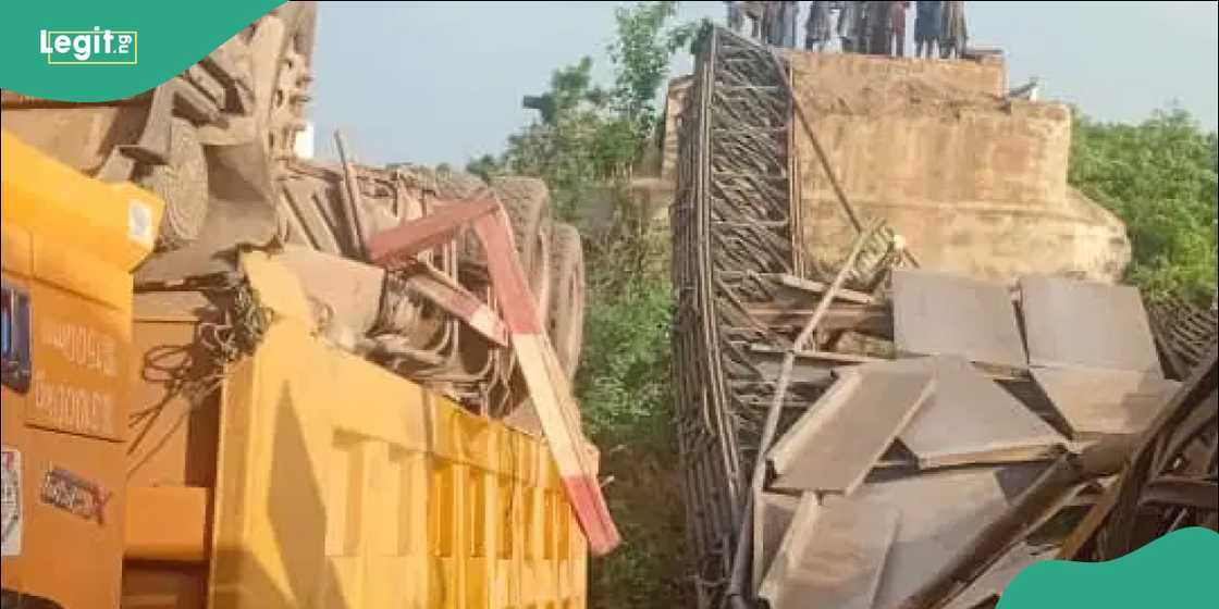 Emergency responders transported injured commuters to hospitals in Ilorin.