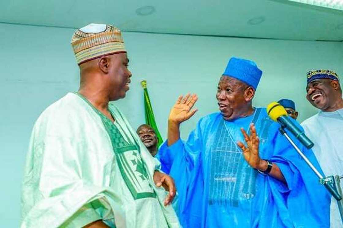 Ganduje ya karbi shugabannin Kwankwasiyya na kananan hukumomin Kano 44, ya yaga jar hula Ganduje ya karbi shugabannin Kwankwasiyya na kananan hukumomin Kano 44, ya yaga jar hula