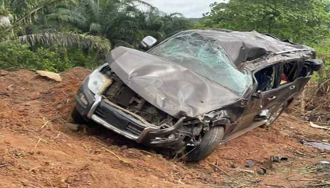 Hatsarin mota ya rutsa da ɗan majalisar tarayya daga Edo. Hatsarin mota ya rutsa da ɗan majalisar tarayya daga Edo.