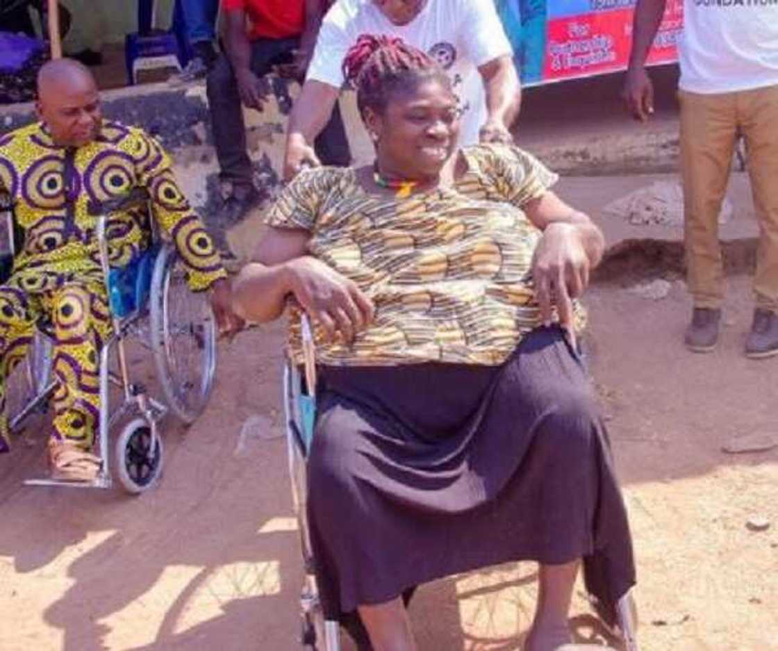 Nigerian football star puts smiles on people's faces after distributing expensive medical facilities in her community Nigerian football star puts smiles on people's faces after distributing expensive medical facilities in her community